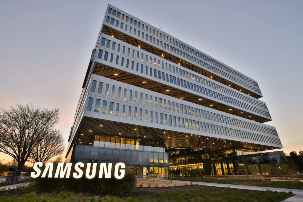 Campus Exterior SamsungSign 1 e1493262997296 1024x683 - Samsung