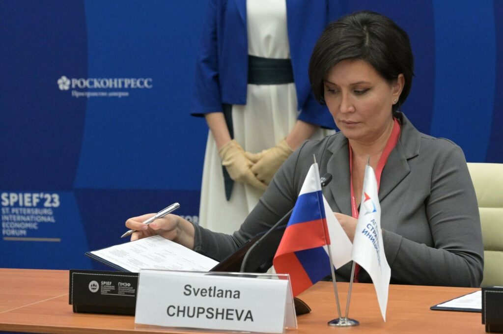 Светлана Чупшева подписывает ключевые соглашения АСИ на ПМЭФ-2023