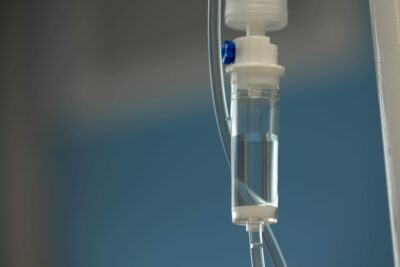 closeup iv tube action dropper with drug slowly dripping down tube iv tubes sick patient after surgery 1 scaled 1 400x267 - Когда помощь не может ждать: зачем вызывать нарколога на дом?