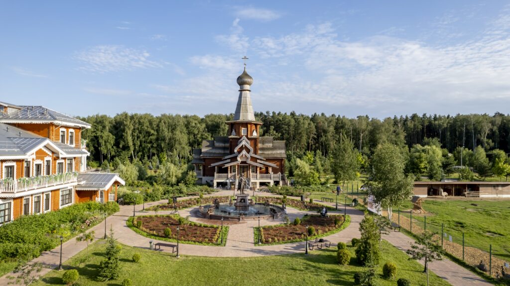002 DJI 0503 1 1024x575 - Парк-отель Орловский торжественно открыли скульптуру и фонтан Графа Орлова