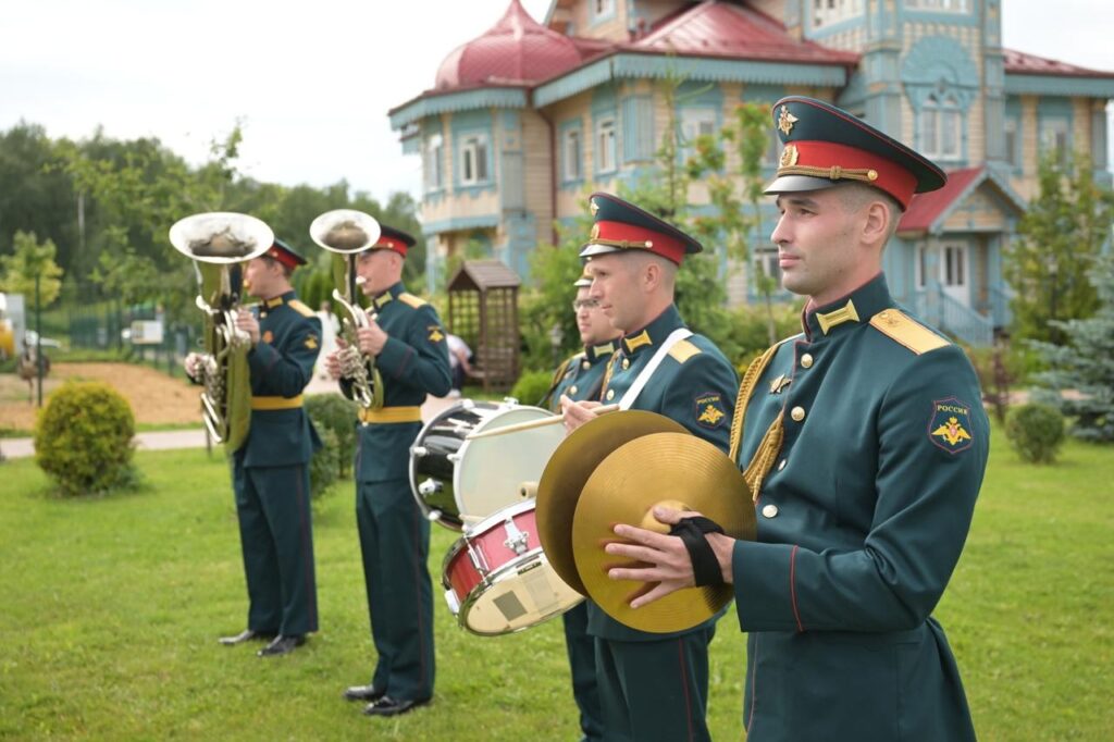 2025 07 08 07.58.12 1024x682 - Парк-отель Орловский торжественно открыли скульптуру и фонтан Графа Орлова